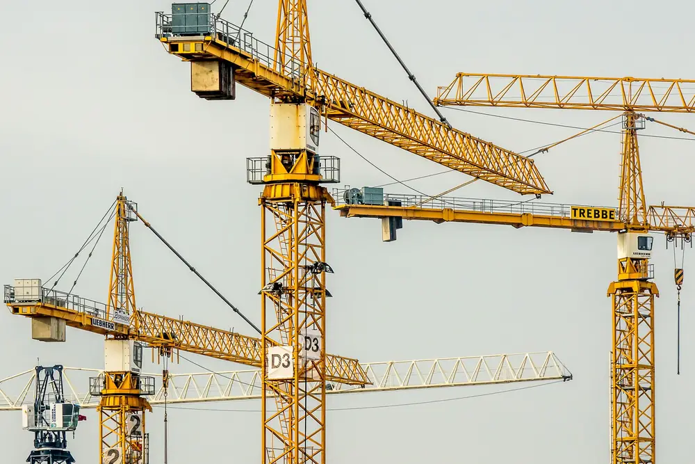 Gelbe Turmdrehkräne vor hellem Himmel